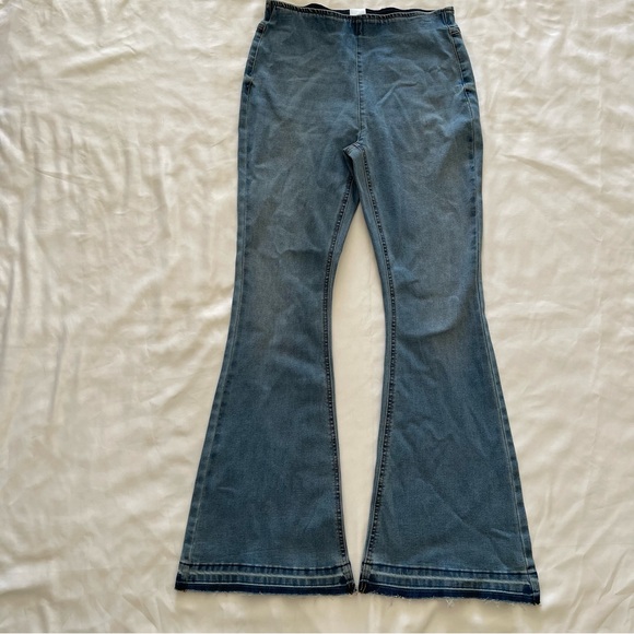 No Boundaries Medium Wash Flare Leg High Rise Jeans - Picture 1 of 4